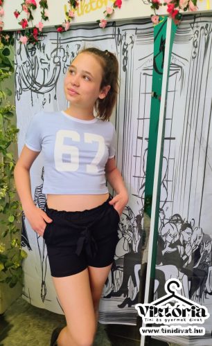 Lány 67 együtt sötétkék shorttal