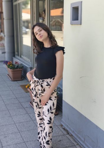 Lányka gyűrt nadrág lenge levél mintás