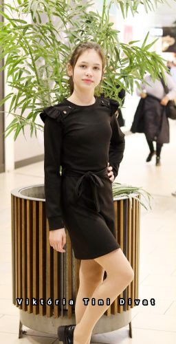 Lány fekete ruha gombokkal díszített 